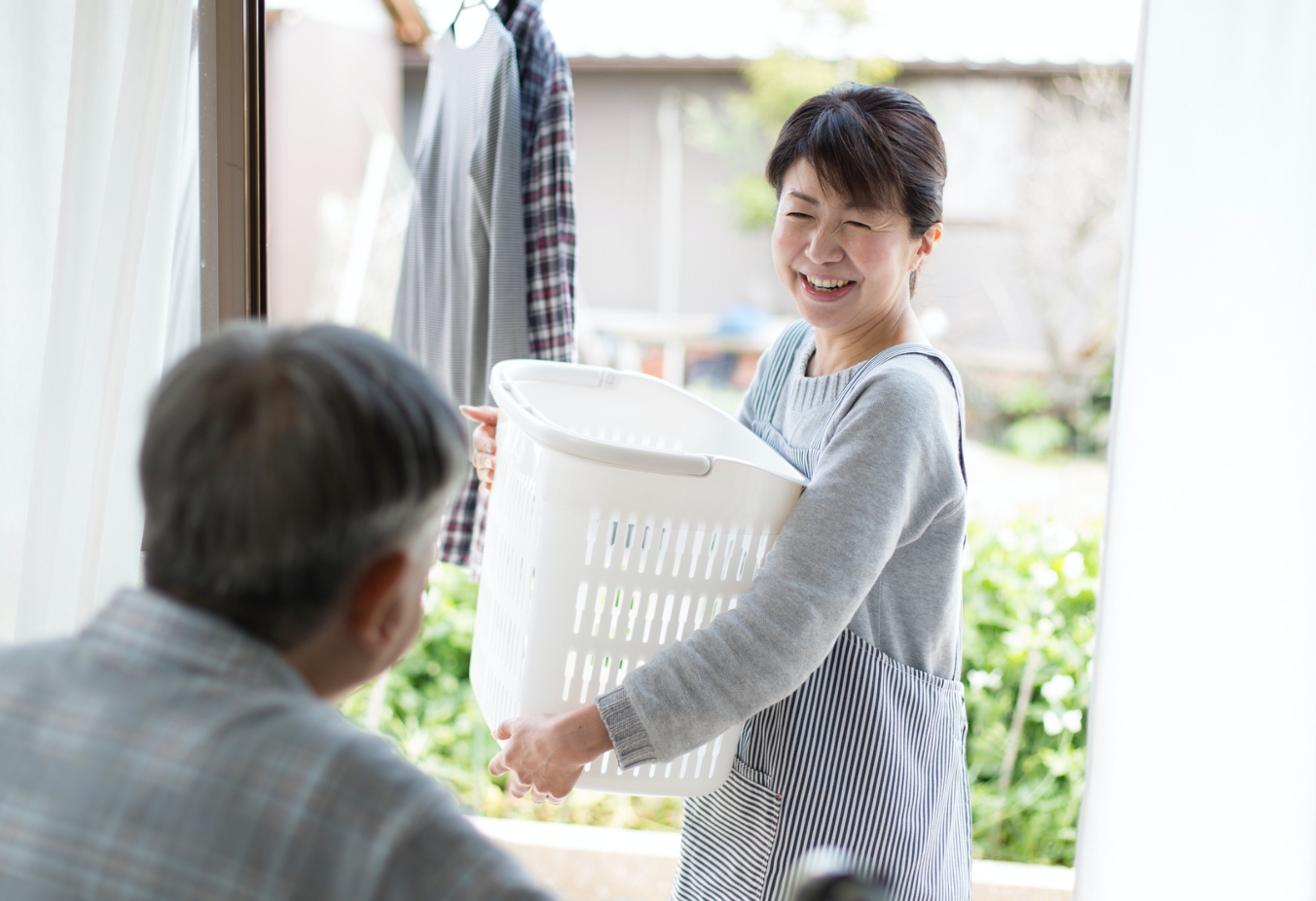 洗濯物を取り込む介護援助員